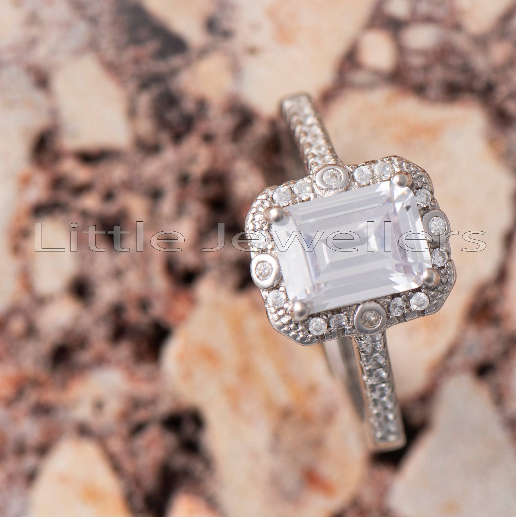 Make a concise statement with this glamorous white rectangular zirconia ring.