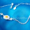 This stylish and lovely daisy flower bracelet is modern