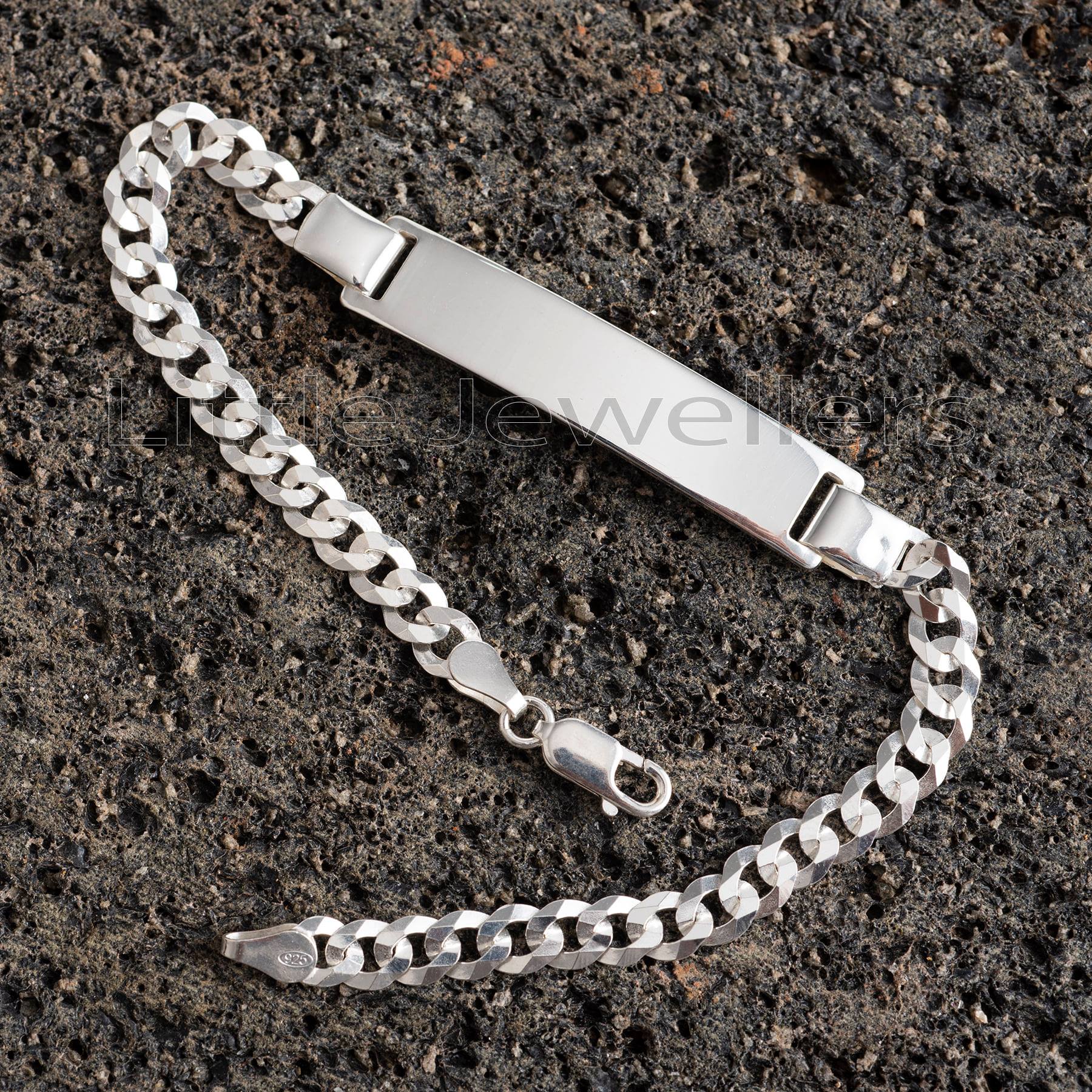 This fashionable men's bracelet is a must-have for any jewelry collection. It has a plate in the center that can be engraved and is made of solid silver.