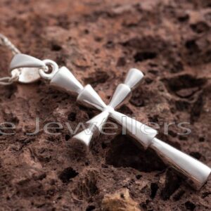 This striking sterling silver cross pendant necklace is a union of both faith & fashion. Demonstrate how important your faith is or simply make a fashion statement with this sterling silver cross pendant necklace.