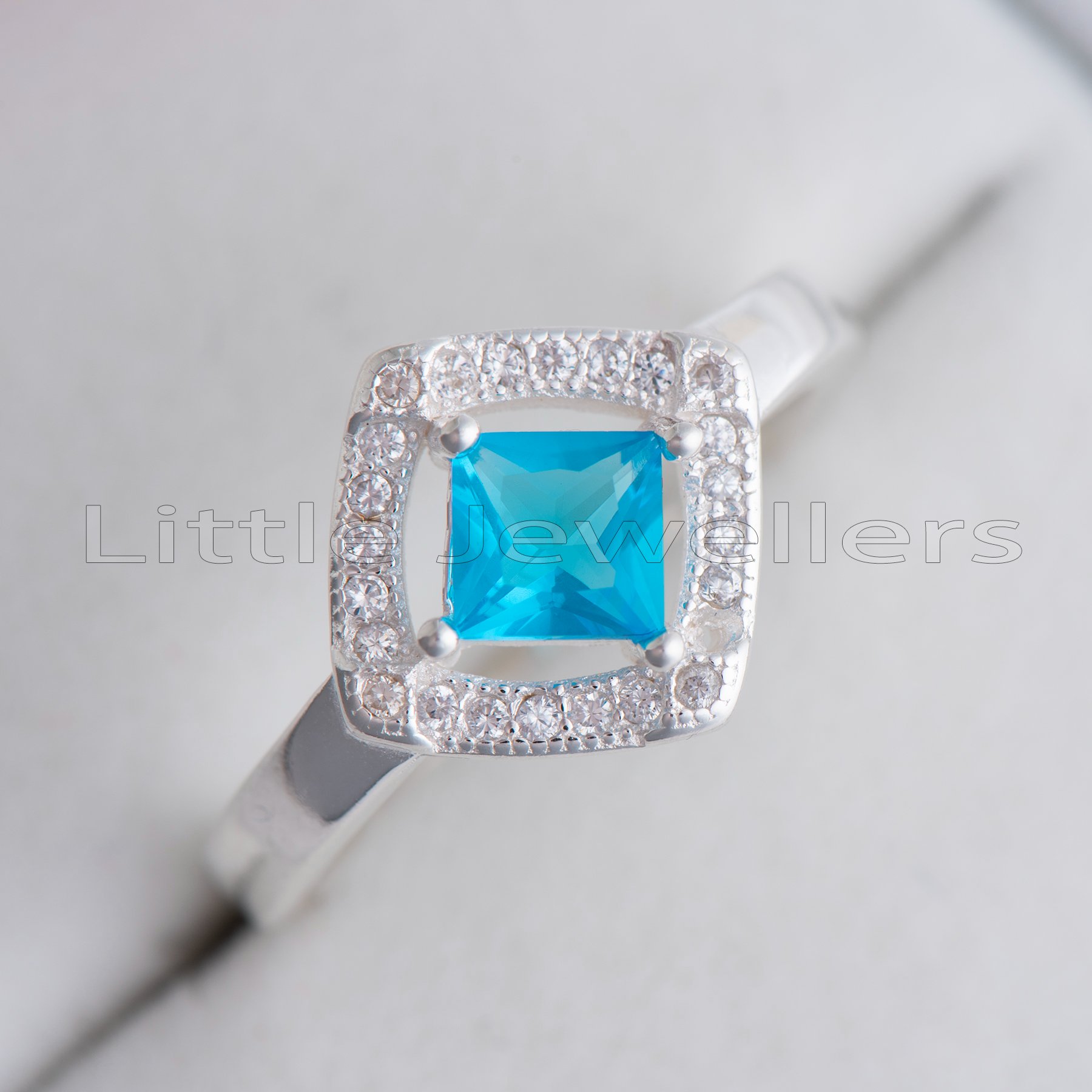 The stunning blue color of this aquamarine stone is absolutely stunning