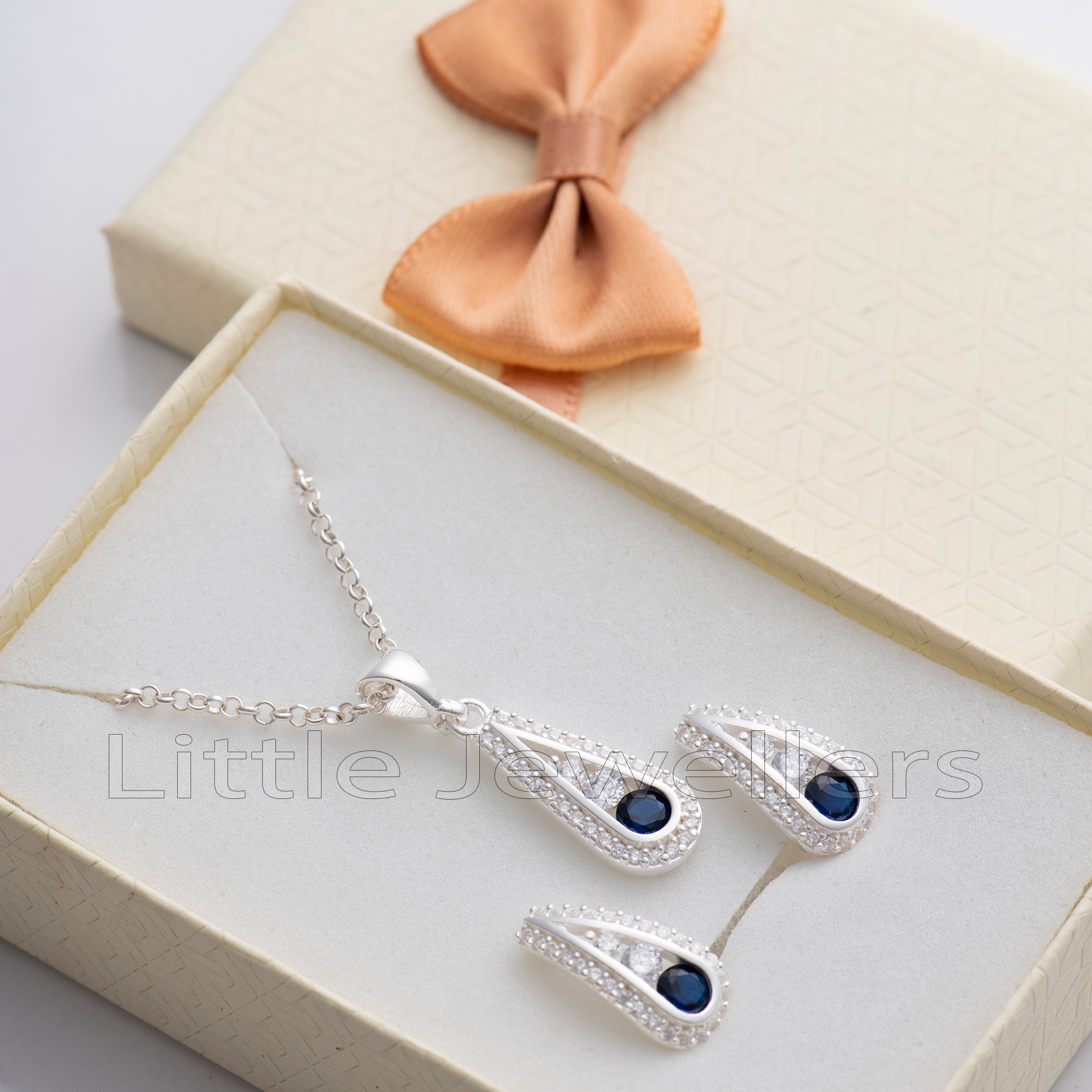 Surprise your loved one with a beautiful blue silver necklace set that will never go out of style. This is a great gift idea for Mother's Day