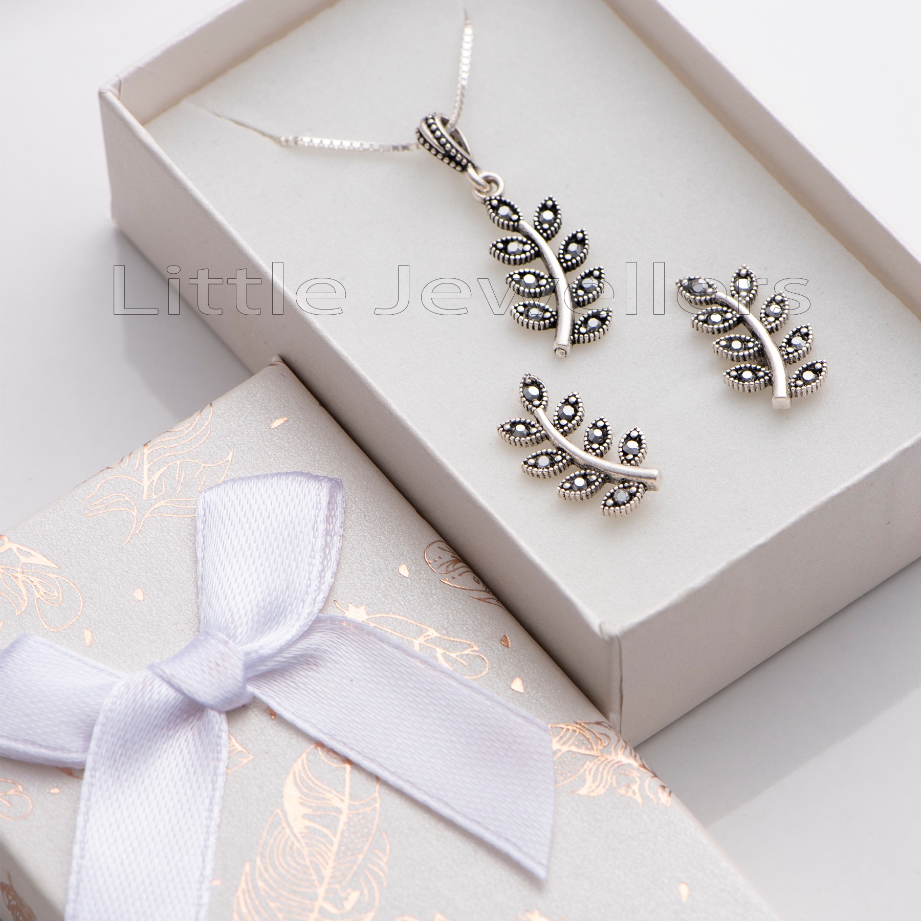 Add a touch of nature's beauty to your everyday look with this stunning silver necklace