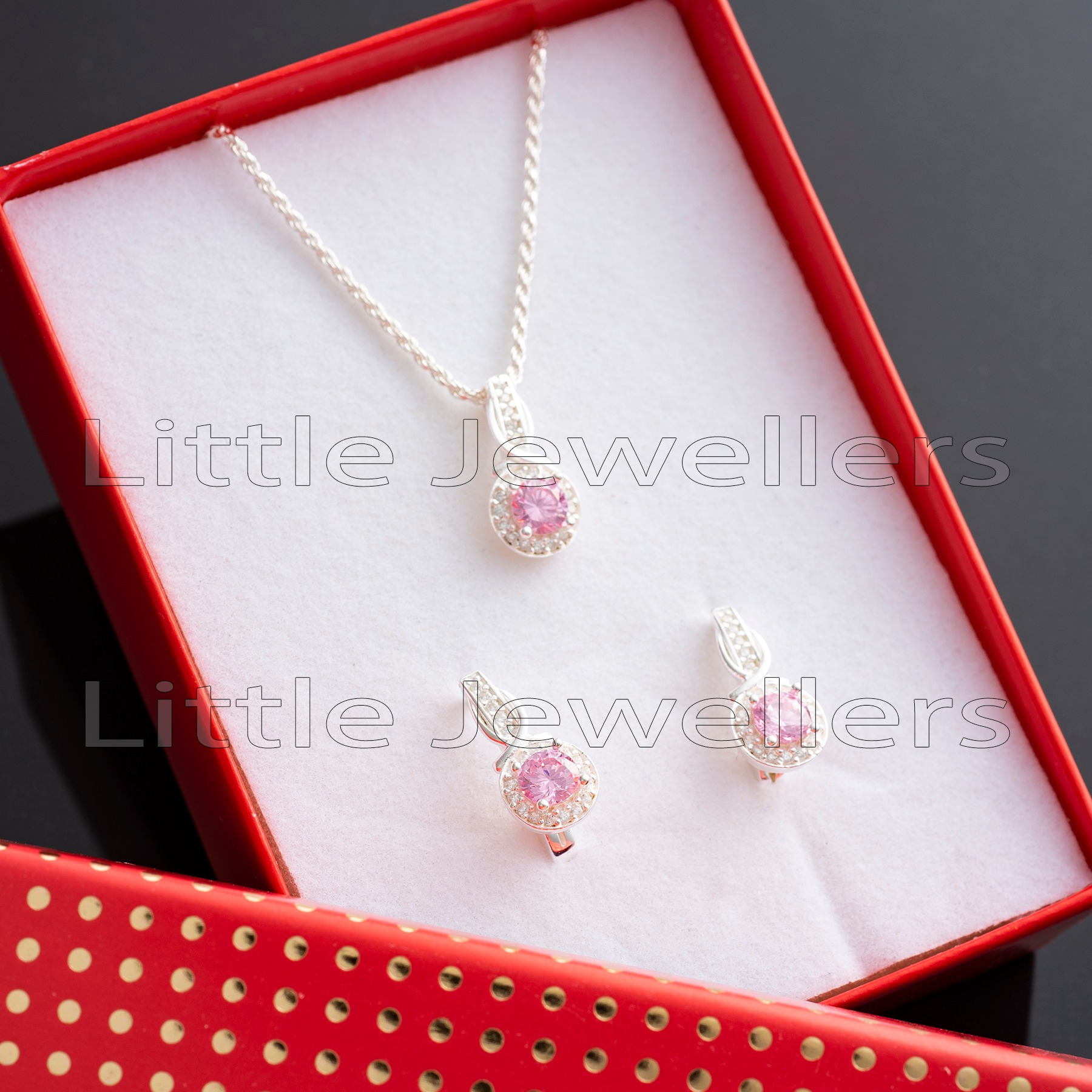 Stun her with this beautiful pink necklace set