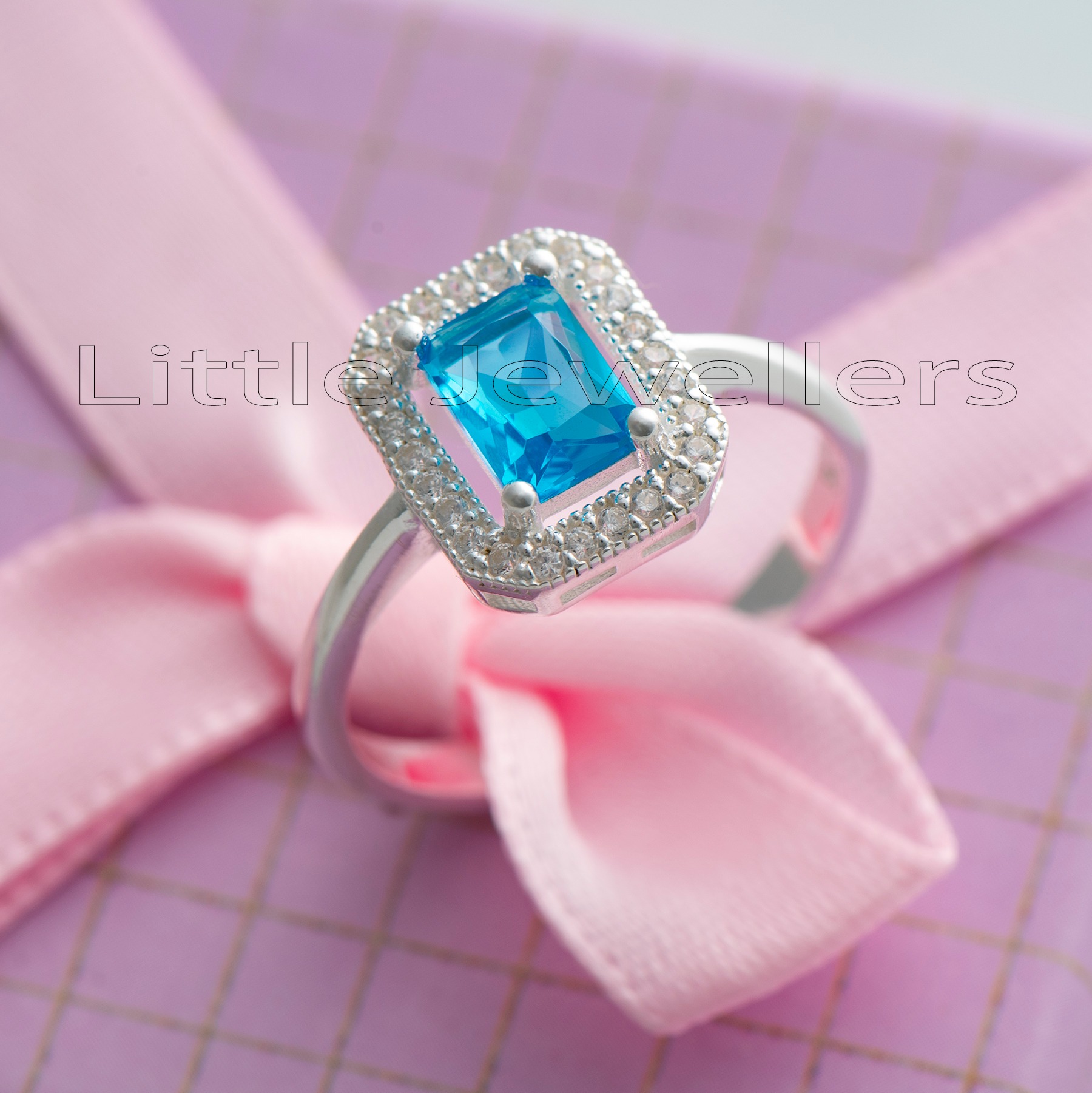 This classy aquamarine ring with an emerald cut will add sparkle to your special event. A special