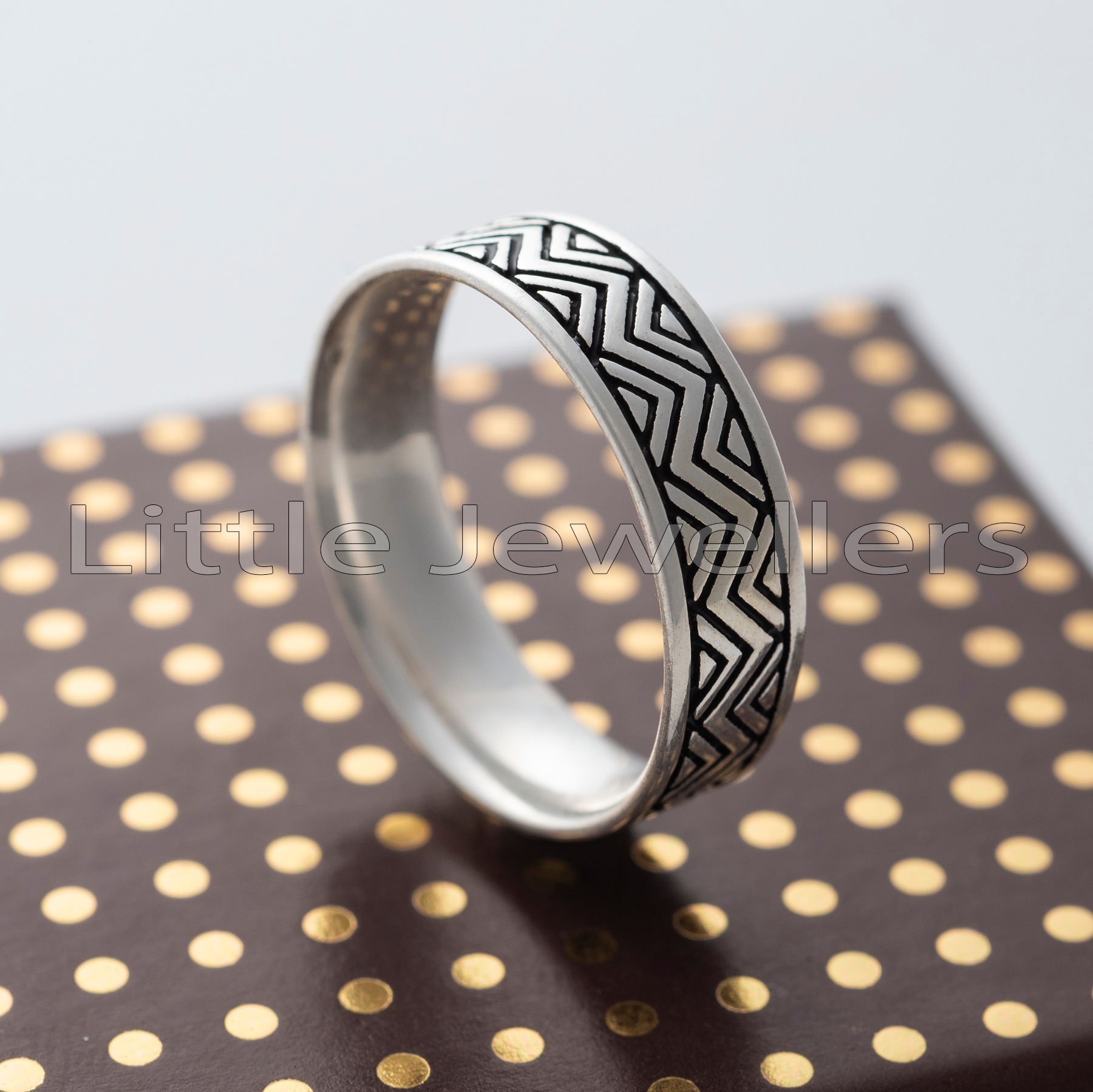 Experience elegance with this timeless unisex silver ring. Featuring a sleek black design